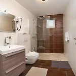 Ella Estelle With A Heated Pool, Hot Tub, Sauna فيلة ميميتسا